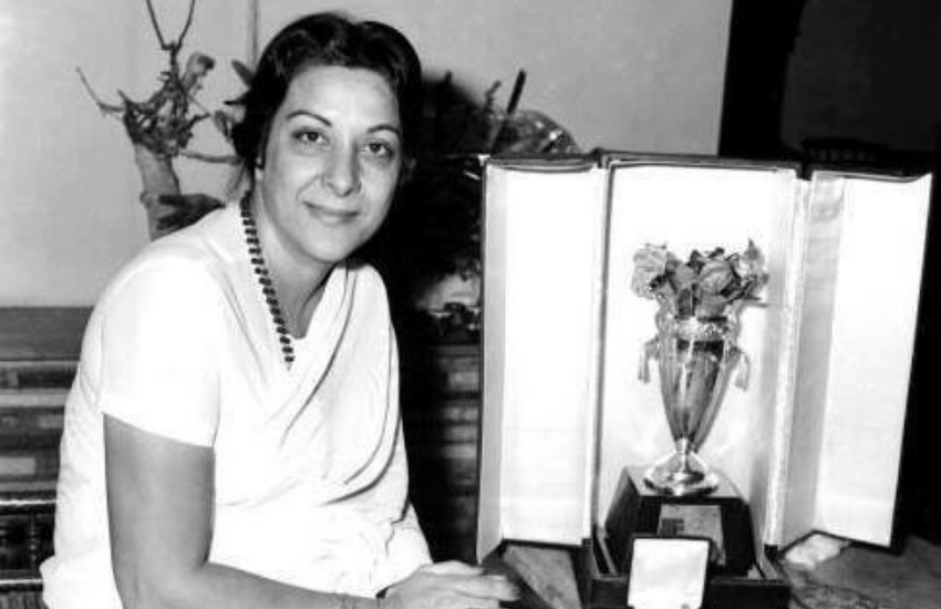 असल में जब यह गाना फिल्माया जा रहा था कुछ सीन फ्लैशबैक के भी थे जो राजकुमार और नरगिस गाते हैं, वहीं दूसरी तरह इसी गाने को राजेंद्र कुमार भी गा रहे हैं।