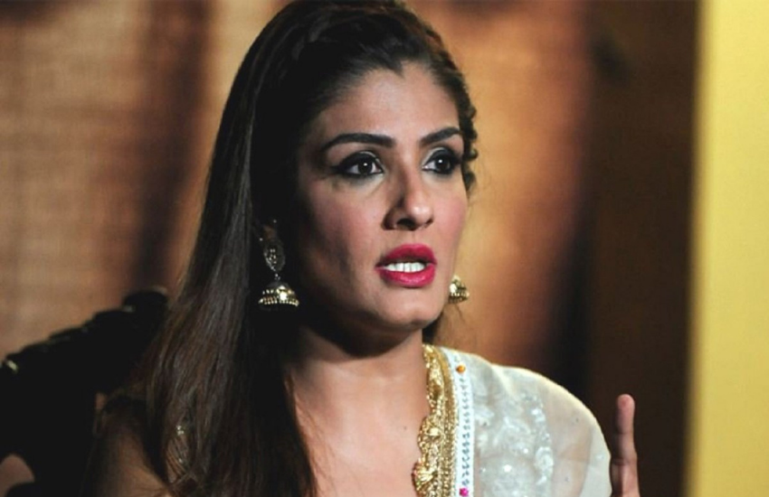 एक्ट्रेस ने साल 1994 में बॉलीवुड के खिलाड़ी अक्षय कुमार के साथ मोहरा फिल्म की थी और इस फिल्म के दौरान ही दोनों एक दूसरे के करीब आए थे। अक्षय और रवीना ने एक दूसरे से सगाई भी कर ली थी, लेकिन तभी रवीना को अक्षय के धोखे का पता चला था।