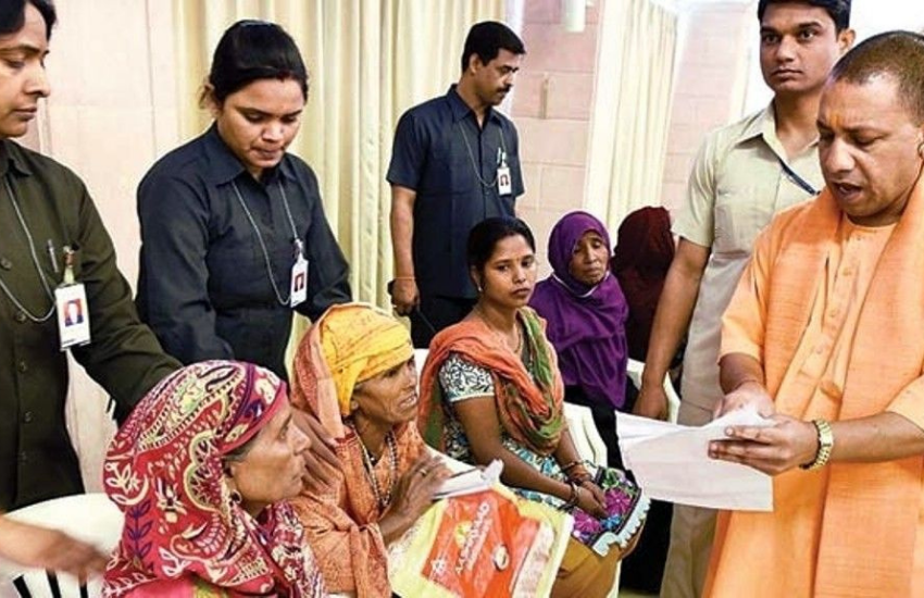 इसके बाद यूपी भर से आई एप्लीकेशन में से प्रॉयर्टी के हिसाब से लोगों को कॉल करके जनता दरबार के लिए बुलाया जाता है। बता दें कि पूर्व सीएम अख‍िलेश यादव भी अपने कार्यकाल के शुरुआती द‍िनों में मंथ के लास्ट बुधवार को जनता दरबार लगाते थे। Photos: Social Media