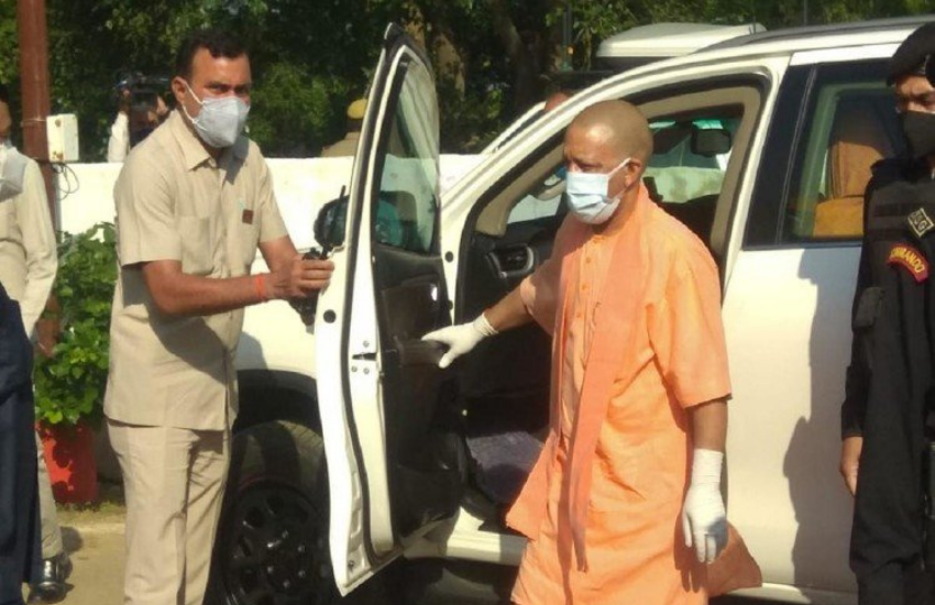 योगी के जनता दरबार के लिए एक खास प्रोसेस होती है। यानी जनता कितनी संख्या में होगी और कैसे जनता यहां तक आ सकती है और जनता दरबार कहां और कब लगेगा आदि।