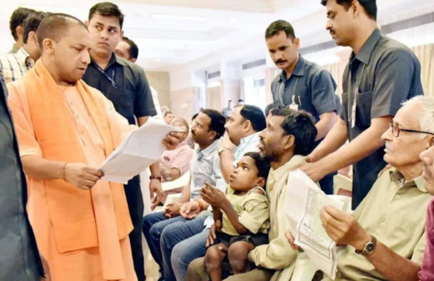 जनता दरबार में फरियादियों के लिए कुर्सियां लगा कर लाइन से लोगों को बैठाया जाता है। हर फरियादी के पीछे एक सुरक्षाकर्मी होता है।