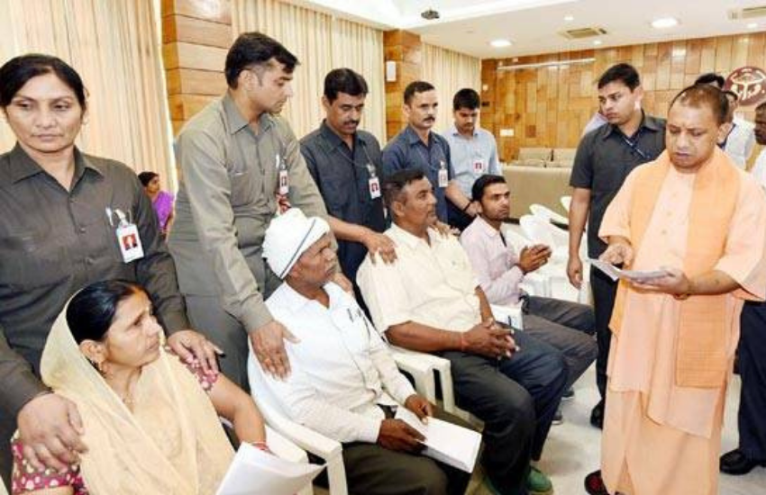 योगी आदित्यनाथ के जनता दरबार में यूपी की जनता उनसे सीधा संवाद करती है और अपनी समस्याओं को बताती है। योगी के जनता दरबार में फरियादियों के आने के कुछ नियम हैं और इस नियम के बाद एक विशेष बात यह भी है कि जब भी सीएम योगी किसी फरियादी के पास आते हैं तुरंत सुरक्षाकर्मी उस फरियादी के कंधे पर हाथ रखकर खड़े हो जाते हैं।क्यों ? चलिए जानें।