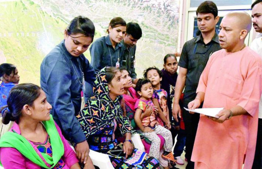 महिला फरियादियों के लिए महिला और पुरष फरियादियों के कंधे पर हाथ रखने के लिए पुरुष सुरक्षाकर्मी होते हैं।