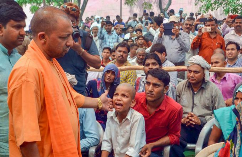 इस सीआईएसएफ कमांडो की टुकड़ी में कम से कम 25 कमांडो होते हैं। ये टुकड़ी फरियादियों के कंधे पर योगी सुरक्षा के लिए हाथ रखती है, ताकि कोई अनहोनी से बचा जा सके।