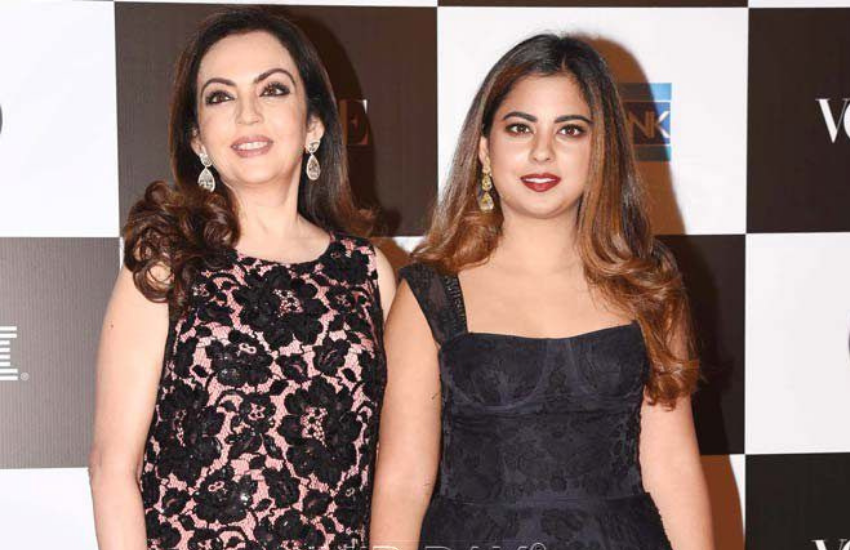 नीता अंबानी को उनके एलिगेंट स्टाइल के लिए जाना जाता है। नीता का ड्रेसिंग सेंस हमेशा से इंस्पायरिंग रहा है। नीता और मुकेश अंबानी की शादी साल 1985 में हुई थी। नीता अपने दुल्हन लुक में बेहद खूबसूरत लग रही थीं और यही कारण था कि ईशा ने भी अपनी शादी में अपनी मां के दुल्हन लुक को ही कॉपी किया था। शादी के जोड़े में अंबानी की ये लाडली बिल्कुल अपनी मां नीता अंबानी की परछाई लग रही थी।