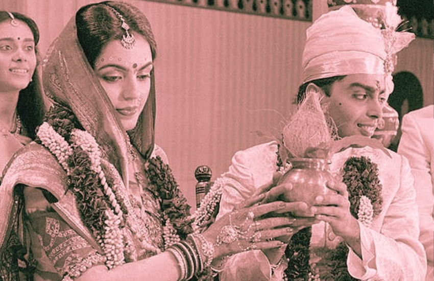 गुजराती दुल्हन बनी नीता ने अपनी शादी में वाइट और रेड कॉम्बिनेशन की सिल्क साड़ी पहनी थी। बांधनी प्रिंट वाली साड़ी के पल्ले की बॉर्डर पर सुनहरे धागों से काम किया गया था। सीधे पल्ले की साड़ी के साथ नीता ने मैचिंग बांधनी प्रिंट का ब्लाउज पहना था।