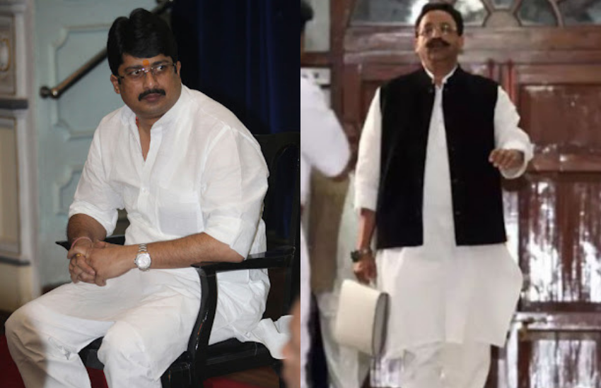 उत्तर प्रदेश में कई राजनेता ऐसे हैं जिन्होंने अपनी सुरक्षा के लिए निजी हथियार रखे हुए हैं।राजा भैया (Raja Bhaiya) से लेकर मुख्तार अंसारी (Mukhtar Ansari) जैसे कुछ राजनेता तो ऐसे भी हैं जिनकी पत्नियों के पास भी हथियार हैं। चुनाव आयोग को दिये हलफनामे में यूपी के इन नेताओं ने बताया है कि उनकी पत्नी के पास कितने के कौन से हथियार हैं। आइए डालते हैं उन्हीं पर एक नजर: