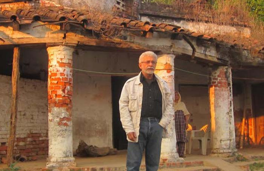 नसीरुद्दीन शाह ने अपनी बॉयोग्राफी और एक दिन में कई ऐसे खुलासे किए हैं, जो शायद उनके लिए एक मुसीबत का कारण बन जाए, लेकिन उनका कहना था कि वह सच्चाई को लिखने से परहेज नहीं किए और न ही ये बॉयोग्राफी उन्होंने किसी उद्देश्य या लोगों के लिए लिखी है। नसीर ने अपनी बायोग्राफी में अपने दादा का जिक्र विस्तार से किया है और बताया है कि किस तरह से अंग्रेजो ने खुश होकर उनके दादा को मेरठ की जागीर सौंप दी थी।