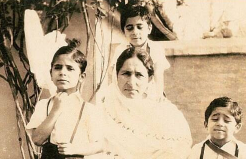 नसीरुद्दीन शाह ने अपनी बायोग्राफी में बताया है कि उनके पिता की सरकारी नौकरी थी और उसे छोड़कर वह नई ज़िंदगी की शुरुआत नहीं करना चाहते थे और इसलिए वह आज़ाद हिंदू देश में रहने को तरजीह दिए थे।