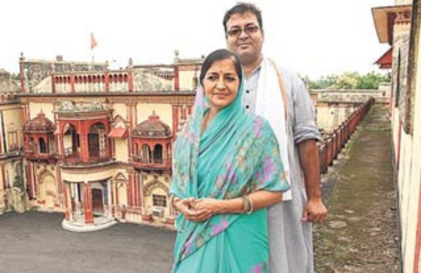 गरिमा सिंह ने पर्चा दाखिल करते समय जो हलफनामा भरा है उसमें उन्होंने संजय सिंह को अपना पति बताया था, क्योंकि सुप्रीम कोर्ट ने संजय सिंह और गरिमा के तलाक को खारिज कर दिया था।