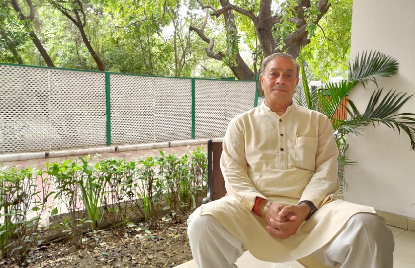 पूर्व केंद्रीय मंत्री और राज्यसभा रहे सांसद राजा डॉ. संजय सिंह का कहना था कि उनकी पहली पत्नी लालच में यह सब कर रही हैं और उन्होंने उनसे 20 करोड़ रुपए की मांग रखी थी। राजा संजय ने विज्ञप्ति जारी कर घटना को शर्मनाक बताया था और उन्होंने अपने बेटे अनंत विक्रम सिंह को भी नहीं छोड़ा और कहा था कि अनंत पूर्वजों का मजाक उड़ाते हैं।