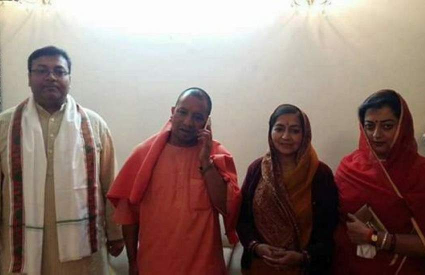 बता दें कि मांडा राजघराने के राजा और पीएम रहे वीपी सिंह की भतीजी गरिमा से संजय सिंह की शादी हुई थी, लेकिन तीनों बच्चों के जन्म के बाद राजा संजय ने गरिमा को निचली अदालत से तलाक देकर अमिता मोदी से शादी की थी। लेकिन गरिमा का कहना था कि तलाक में उनके हस्ताक्षर नहीं थे।