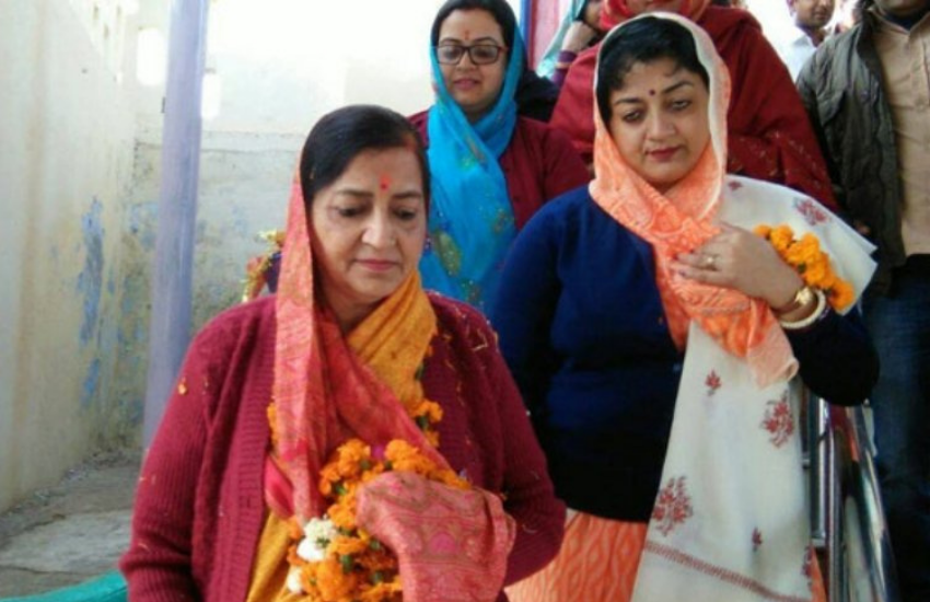 शपथ पत्र में उन्होंने अपनी संपत्ति का जो ब्योरा दिया उसमें अपने साथ संजय सिंह की संपत्ति का भी जिक्र किया था। हलफनामे के मुताबिक गरिमा सिंह के पास पचास हजार कैश था और उनके पति के पास सत्तर हजार कैश था।