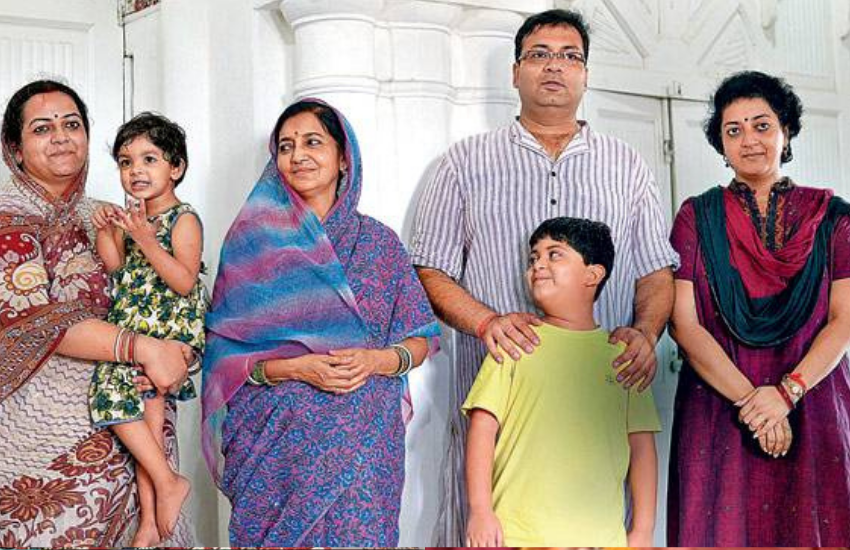 अमेठी के राजा संजय सिंह (Raja Sanjay Singh) की पहली पत्नी गरिमा सिंह को बीजेपी ने अपना उम्मीदवार बनाया था तो कांग्रेस ने राजा की दूसरी पत्नी अमिता सिंह को अपना प्रत्याशी घोषित किया था।