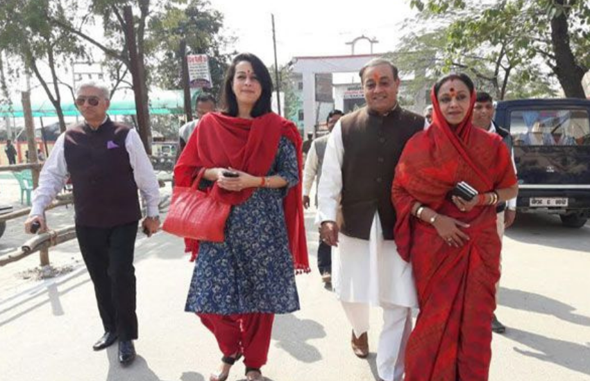 बता दें कि विधानसभा चुनाव में संजय सिंह की दूरी पत्नी की अमिता चुनाव हार गई थीं और उसके बाद उनके पति संजय सिंह के साथ उन्होंने भी भाजपा का दामन थाम लिया।