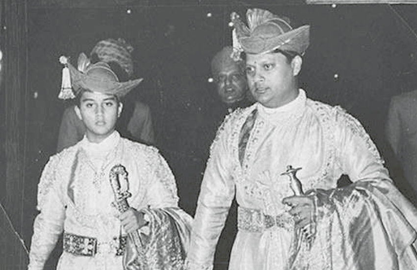 ज्योतिरादित्य सिंधिया (Jyotiraditya Scindia) के पिता माधवराव सिंधिया (Madhavrao Scindia) को क्रिकेट (Cricket) से इतना लगाव था कि वह कहते थे कि यदि मुझे राजनीति में न होते वह क्रिकेटर ही बनते। राजनीति की व्यस्तताओं के बीच भी माधवराव क्रिकेट के मैदान पर नजर आ जाते थे और कोशिश करते थे सांसदों के बीच अधिक से अधिक मैच हुआ करे। माधवराव के क्रिकेट से जुडें कई किस्से भी रहे हैं और एक मजेदार किस्सा कांग्रेसी नेता अहमद पटेल (Ahmed Patel) के साथ का है, जब दोनों मैदान पर बैटिंग करने उतरे थे।
