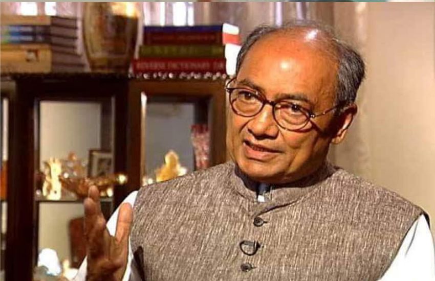दिग्विजय ने इंटरव्यू में बताया था कि एक बार माधवराव सिंधिया संसद भवन की सीढ़ियों पर बैठकर राजीव शुक्ला बाते कर रहे थे। तभी वह वहां पहुंचे और माधव राव से पूछा कि आप यहां सीढ़यों पर क्या कर रहे तो माधवराव ने कहा कि वह बस ऐसे ही गपशप कर रहे हैं।