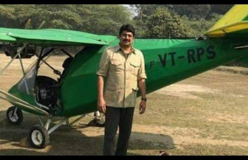 राजा भैया के पास एयरक्राफ्ट चलाने का लाइसेंस नहीं हैं और यही कारण है कि एक बार उनका एयरक्राफ्ट इमरेजेंसी में सड़क पर उतरा था और राजा भैया उससे कूद कर अपनी जान बचाई थी।