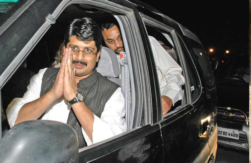 इतना ही नहीं, अखिलेश के सत्ता में रहने के दौरान ही सीओ जिआ-उल-हक की हत्या का आरोप भी उन पर लगा था। तब भी अखिलेश राजा भैया के साथ खड़े थे और राजा भैया ने नेतिकता के आधार पर मंत्री पद से खुद इस्तीफा दिया था।