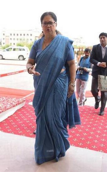 वसुंधरा राजे ज्योतिरादित्य सिंधिया की बड़ी बुआ हैं। वह राजस्थान की सीएम रह चुकी हैं। 2018 को अपने चुनावी हलफनामे में वसुंधरा राजे ने बताया था कि उनके पास कोई कार नहीं है।