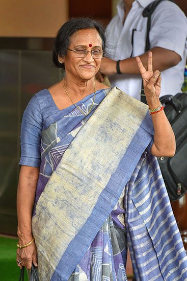 रीता बहुगुणा जोशी भी पुरानी कांग्रेसी रही हैं। उनके पिता और भाई कांग्रेस के बड़े नेताओं में रहें। रीता को आलाकमान ने महिला कांग्रेस का अध्यक्ष भी बनाया था। हालांकि सबको चौंकाते हुए उन्होंने बीजेपी जॉइन कर ली थी। मौजूदा समय में वह प्रयागराज से बीजेपी के टिकट पर लोकसभा सांसद हैं।(यह भी पढ़ें: राजा भैया से मुख्तार अंसारी तक, जानिए किस वीआईपी नंबर की गाड़ियों से चलते हैं यूपी के ये 7 बाहुबली नेता