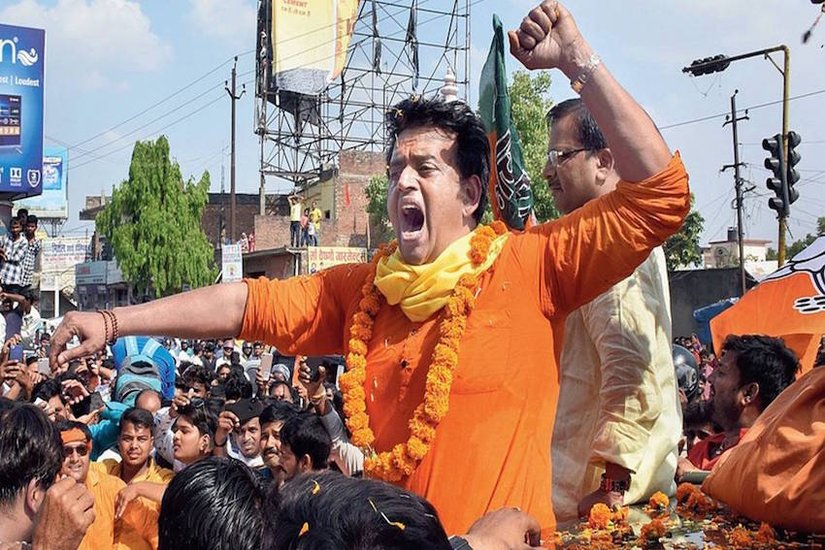 भोजपुरी फिल्मों से बॉलीवुड तक का सफर तय करने वाले रवि किशन गोरखपुर से लोकसभा सांसद हैं। 2019 लोकसभा चुनाव से पहले उन्होंने कांग्रेस छोड़ बीजेपी की सदस्यता ले ली थी।(यह भी पढ़ें: मायावती से भी अमीर हैं BSP के ये विधायक, जानिए कौन हैं सबसे ज्यादा संपत्ति वाले यूपी के 7 MLA) 