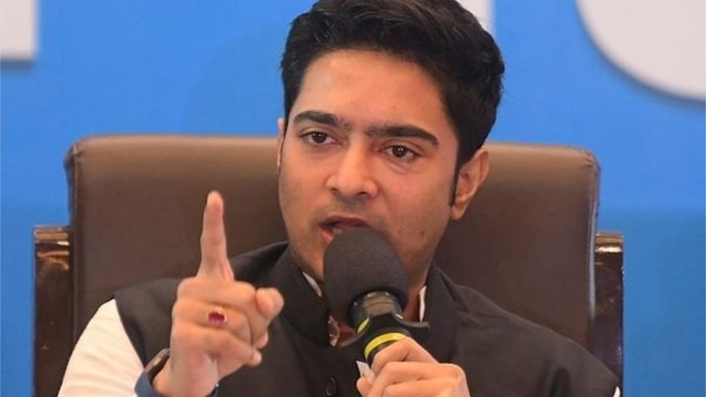 सोमवार को तृणमूल सांसद अभिषेक बनर्जी ईडी के कार्यालय में पेश हुए। उनसे मनी लॉन्ड्रिंग एक्ट के तहत पूछताछ की गई। (एक्सप्रेस फोटो)