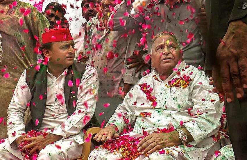 Mulayam Singh Yadav: मुलायम सिंह यादव की गिनती देश के कद्दावर राजनेताओं में होती है। वह कई मर्तबा यूपी जैसे बड़े राज्य के सीएम भी रहे। किसी जमाने में मुलायम परिवार का राजनीति से दूर-दूर तक कोई वास्ता नहीं था, लेकिन समय के साथ यह परिवार देश का सबसे बड़ा राजनीतिक कुनबा बन गया। इस परिवार से अखिलेश यादव (Akhilesh Yadav), डिंपल यादव (Dimple Yadav), शिवपाल यादव (Shivpal Singh Yadav), रामगोपाल यादव (Ramgopal Yadav) और धर्मेंद्र यादव (Dharmendra Yadav) जैसे चेहरे राजनीति का चर्चित नाम बन चुके हैं। मुलायम सिंह यादव जब कॉलेज में पढ़ा करते थे तभी उनके साथी उन्हें MLA कहने लगे थे। आइए जानें क्यों: 