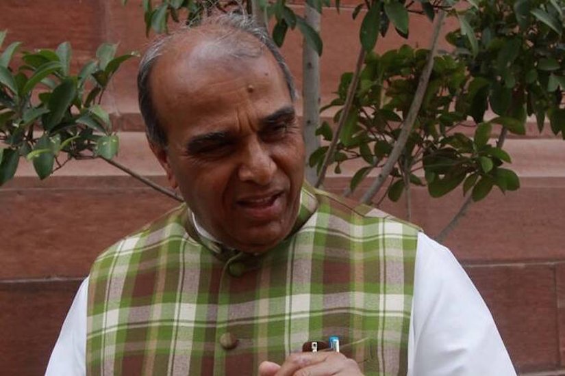 कांग्रेस पार्टी छोड़ बीजेपी में जा चुके जगदम्बिका पाल एक दिन के लिए यूपी के सीएम बने थे। पाल के 2019 वाले चुनावी हलफनामे पर एक नजर डालें तो पता चलता है कि उनके पास एक रिवाल्वर है जिसकी कीमत उन्होंने २ हजार बताई है। इसके अलावा उन्होंने बताया है कि उनके पास एक गन और एक राइफल भी है जिसकी कीमत क्रमश: उन्होंने डेढ़ हजार और दो हजार बताई है।
