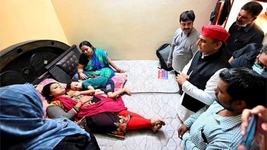 गुरुवार को समाजवादी पार्टी के मुखिया अखिलेश यादव ने भी मृतक मनीष गुप्ता के परिजनों से मुलाक़ात की। (फोटो - पीटीआई)
