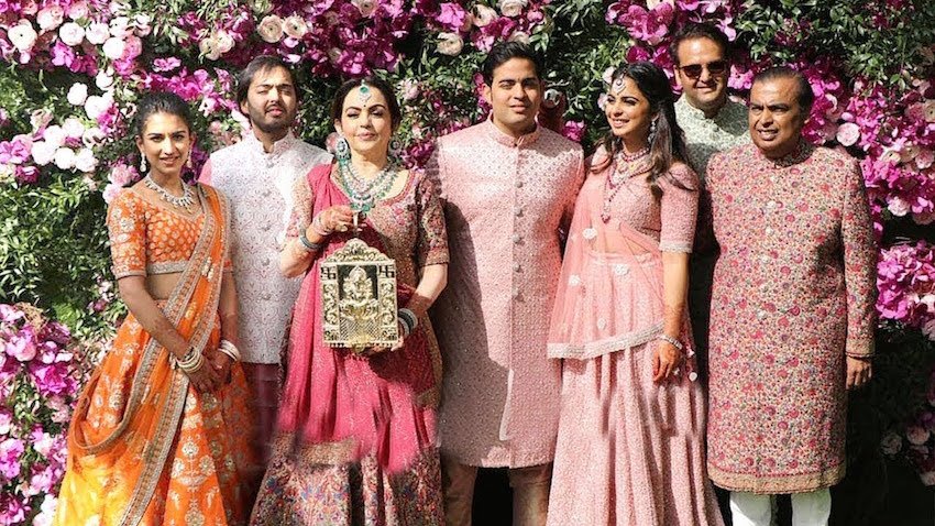 बता दें कि मुकेश और नीता अंबानी के तीन बच्चे हैं। दो बेटे और एक बेटी। बड़े बेटे आकाश और बेटी श्लोका अंबानी की शादी हो चुकी है। 