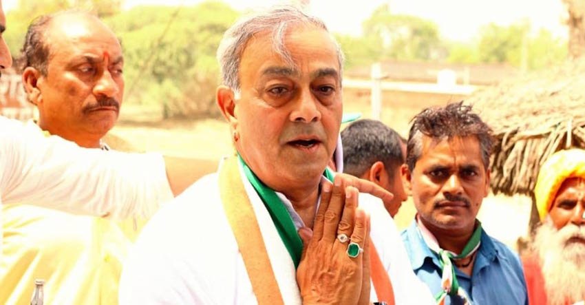 संजय सिंह की शादी पूर्व प्रधानमंत्री विश्वनाथ प्रताप सिंह के छोटे भाई हरि बक्श सिंह की बेटी गरिमा सिंह के साथ 1974 में हुई थी। उससे एक बेटा अनंत और दो बेटी महिमा और सब्य हैं।
