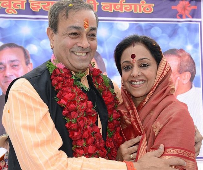 Sanjay Sinh Ameeta Singh: संजय सिंह यूपी में किसी जमाने में कांग्रेस (Congress) की सियासत का केंद्र हुआ करते थे। वह गांधी परिवार के बेहद करीबी थे। पार्टी के सांसद और विधायक भी रहे। केंद्र और यूपी में वह मंत्री पद पर भी रहे। संजय सिंह अब कांग्रेस छोड़ बीजेपी (BJP) में शामिल हो चुके हैं। उनकी दूसरी पत्नी अमीता सिंह भी बीजेपी में आ गई हैं। किसी जमाने में अमीता सिंह के पहले पति के मर्डर का आरोप संजय सिंह पर ही लगा था। हालांकि बाद में उनको कोर्ट से क्लीन चिट मिल गई थी।
