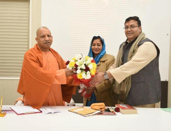 पहली पत्नी गरिमा सिंह अमेठी विधानसभा क्षेत्र से बीजेपी विधायक हैं।