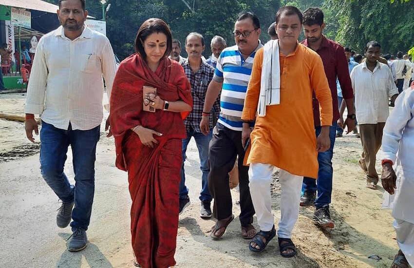 दूसरी पत्नी अमीता सिंह कांग्रेस के टिकट पर अमेठी से ही दो बार विधायक रही हैं। हालांकि 2017 में वह अपनी सौतन गौरम सिंह से चुनाव हार गईं। अब अमीता सिंह भी बीजेपी में हैं। (यह भी पढ़ें: जिस पर लगा था पति के मर्डर का आरोप अमीता ने उन्हीं से रचाई है शादी )