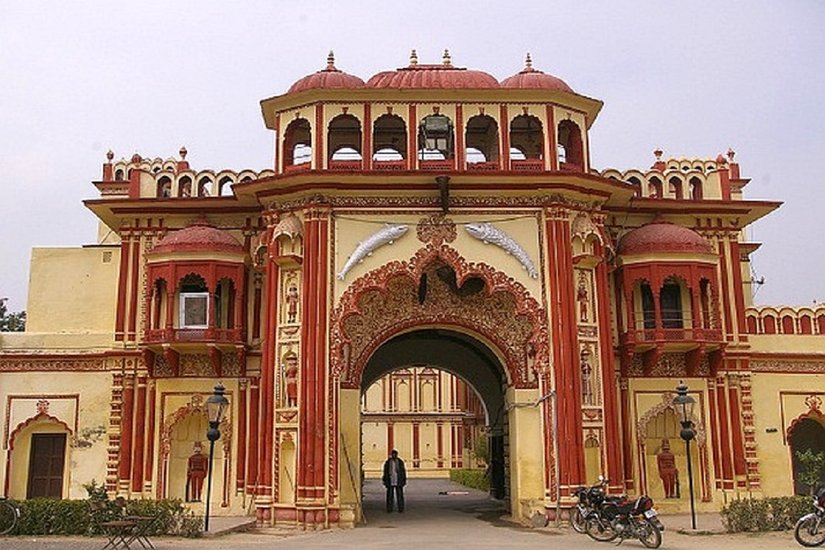 अमेठी का राजघराना अपने अस्तित्व के लिए लड़ता दिख रहा है। ग्वालियर रियासत और दूल्हाराय द्वारा स्थापित यह राज परिवार कभी अपनी गौरावशाली होने पर फक्र करता था, आज वहां पिता संजय सिंह (Raja Sanjay Singh) और पुत्र अनंत विक्रम सिंह (Kunwar Anant Vikram Singh) और पहली पत्नी पत्नी गरिमा सिंह (Garima Singh) के बीच हक की जंग चल रही है। इस जंग का अंतिम परिणाम कहीं यह न हो कि यूपी सरकार इस भवन को पर्यटन विभाग को सौंप दे।