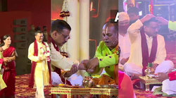 गणेश चतुर्थी पर तिलक-शेरवानी में पत्नी के साथ दिल्ली CM ने की बप्पा की पूजा, उद्धव बोले- विघ्नहर्ता दुष्ट वायरस का नाश करेंगे