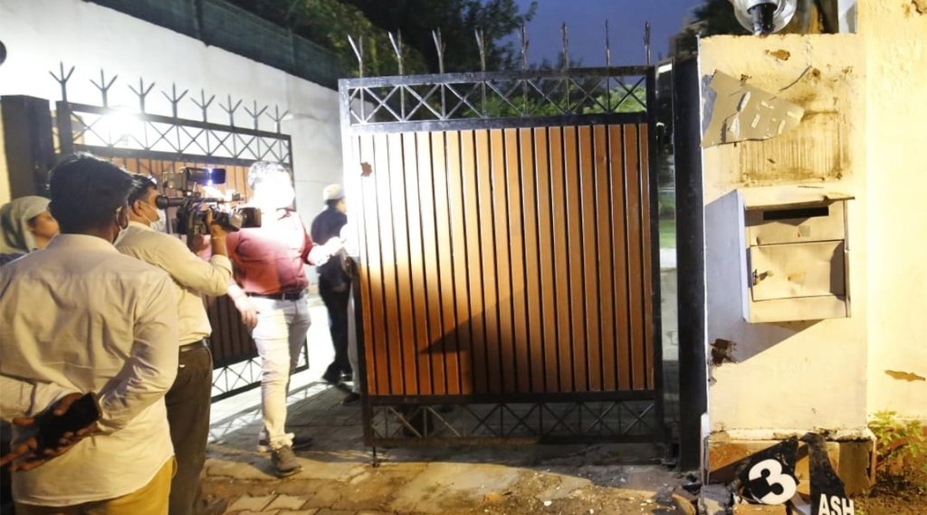 दिल्ली पुलिस के अनुसार हिन्दू सेना के कार्यकर्ताओं ने असदुद्दीन ओवैसी के घर के बाहर तोड़फोड़ की (एक्सप्रेस फोटो: अनिल शर्मा)
