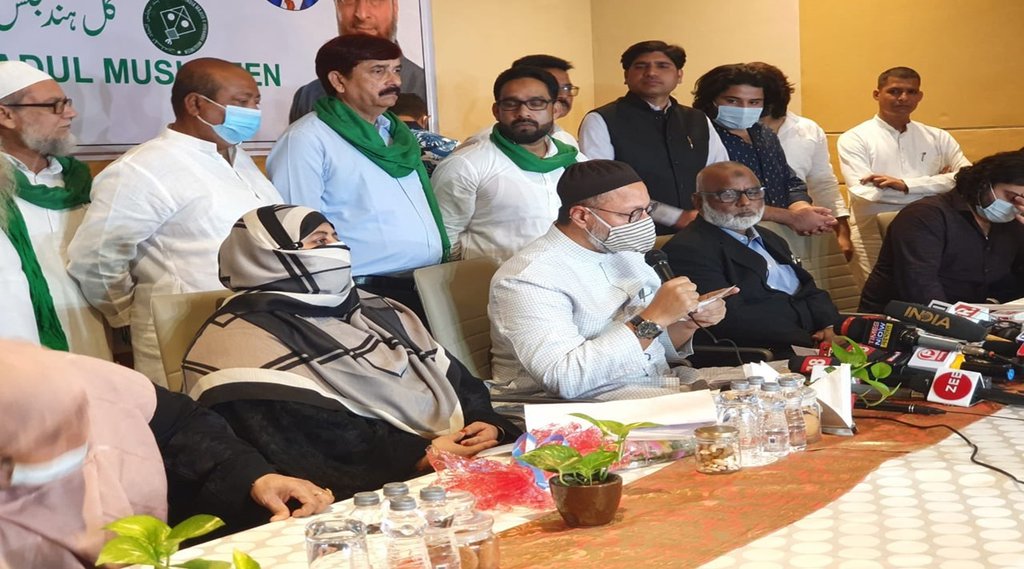 आज अतीक अहमद की पत्नी शाइस्ता परवीन को AIMIM की सदस्यता दिलाई गयी। (फोटो-ट्विटर)।  आज अतीक अहमद की पत्नी शाइस्ता परवीन को AIMIM की सदस्यता दिलाई गयी। (फोटो-ट्विटर)।