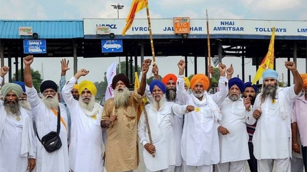 सोमवार को किसानों द्वारा बुलाए गए भारत बंद का असर देशभर में देखने को मिला। किसानों ने सड़क और रेलवे ट्रैक जामकर अपना विरोध जताया। (फोटो: पीटीआई)
