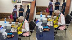 थाने में कुर्सी-टेबल पर खाना खाते दिखे सीएम भूपेश बघेल के पिता, फोटो सोशल मीडिया पर आई तो गिरफ़्तारी को मजाक बताने लगे लोग