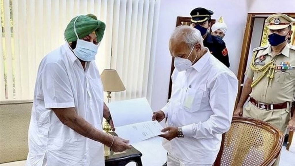 शनिवार को कैप्टन अमरिंदर सिंह ने पंजाब के मुख्यमंत्री पद से अपना इस्तीफा दे दिया। (फोटो- पीटीआई)