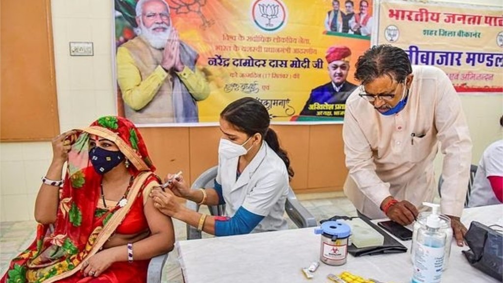 शुक्रवार को प्रधानमंत्री मोदी के जन्मदिवस पर सिर्फ 9 घंटे में दो करोड़ से ज्यादा लोगों को वैक्सीन दी गई। (फोटो - पीटीआई)