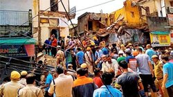 दिल्ली में इमारत गिरी, अरविंद केजरीवाल ने ट्वीट कर जताया दुख, लोग बोले- पानी भरेगा तो बिल्डिंग तो गिरेंगी ही