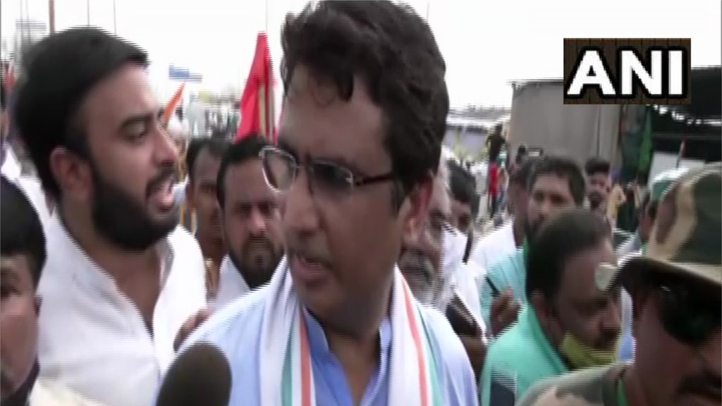 गाजीपुर बॉर्डर पर किसानों का समर्थन करने पहुंचे कांग्रेस नेता अनिल चौधरी को प्रदर्शनकारियों ने गैर राजनीतिक प्रदर्शन बताते हुए उन्हें धरनास्थल से जाने के लिए कह दिया। (फोटो: एएनआई) 