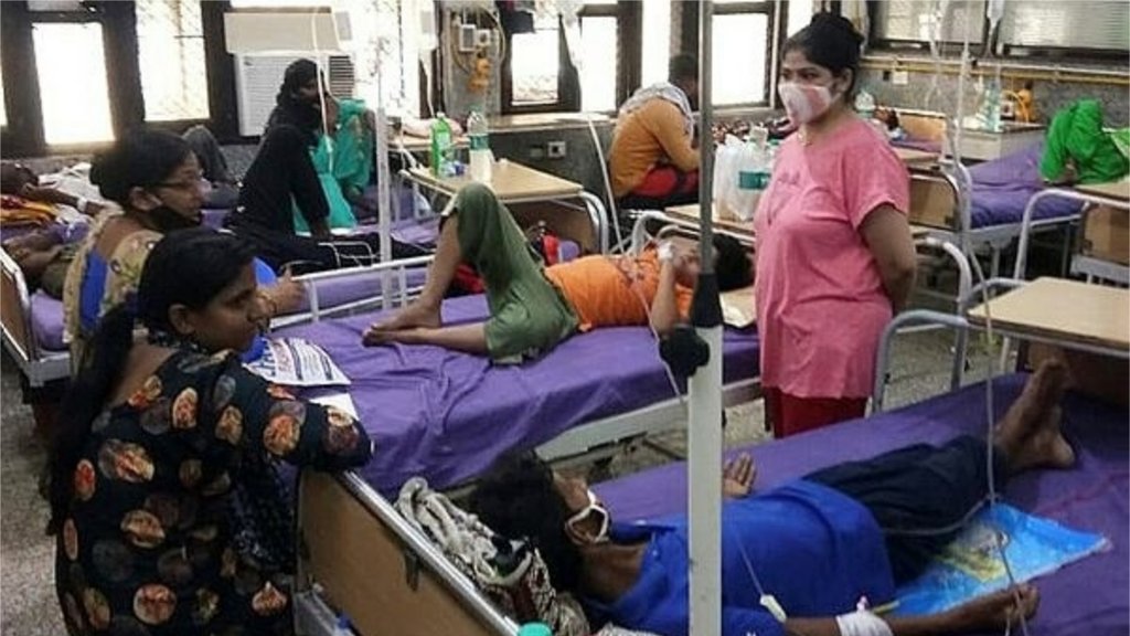 डेंगू और वायरल बुखार के मरीजों की संख्या बढ़ने की वजह से फिरोजबाद समेत कई जिलों के अस्पतालों में बेड मिलने में भी समस्या आ रही है। (एक्सप्रेस फोटो) 