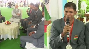 devendra-jhajharia-tokyo-paralympic-medalist-shares-story-to-pm-modi-selling-his-mothers-jewellery-for-going-athens-paralympic-and-winning-gold