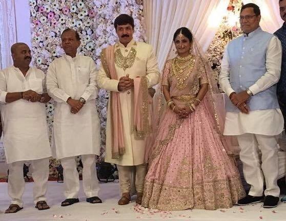 श्रीकला&nbsp;के पिता तेलंगाना की हुजूरनगर विधानसभा सीट से निर्दल विधायक भी रहे हैं। उनकी माता ललिता रेड्डी पैतृक गांव और रत्नावरम की सरपंच रह चुकी हैं।&nbsp;श्रीकला अपने माता-पिता की इकलौती संतान हैं।&nbsp;