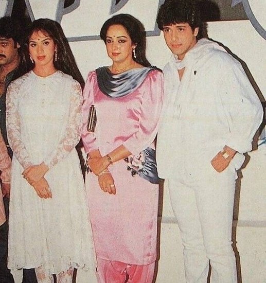 हेमा मालिनी से उन्होंने डेट्स का बहाना बना कर फिल्म करने में असमर्थता जाहिर की।फिल्म के प्रोड्यूसर महेश भट्ट और हेमा मालिनी, दोनों ने गोविंदा को बहुत मनाया लेकिन वह राजी नहीं हो रहे थे।