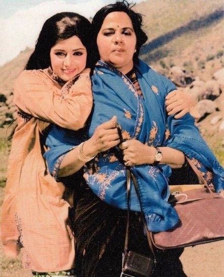 जया चक्रवर्ती को प्रेग्नेंसी के इस हाल में पति से दूर जाने में अजीब सा डर लग रहा था। लेकिन हालातों की मजबूरी के कारण उन्हें जाना पड़ रहा था। उनके साथ उनके दोनों बेटे भी थे। एक की उम्र तब 4 साल थी और दूसरे की 2 साल।